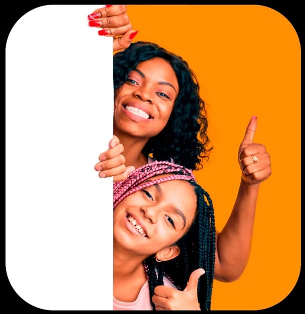 Mulher e criança levantando o polegar opositor